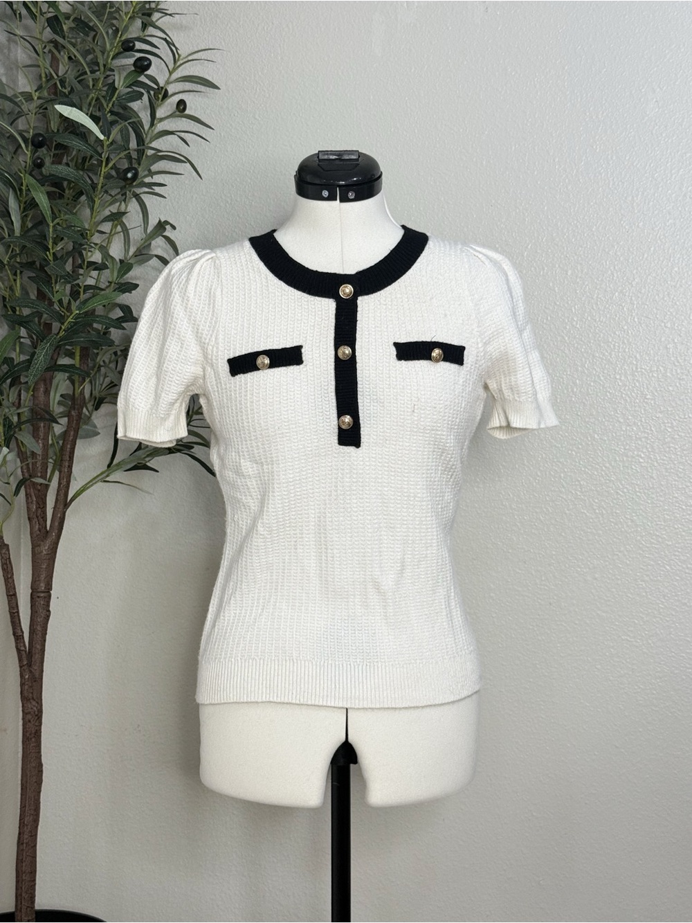 Women’s Short Sleeve Contrast-Trim Knit Top - Gold Buttons